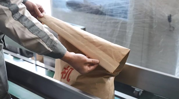 máy đóng gói và hàn miệng túi liên tục tự động dành cho bao bì phức hợp giấy-nhựa loại tải trọng lớn (20-50kg) fbc-2d hình 2 may dong goi va han mieng tui lien tuc tu dong danh cho bao bi phuc hop giay-nhua loai tai trong lon (20-50kg) fbc-2d hinh 2